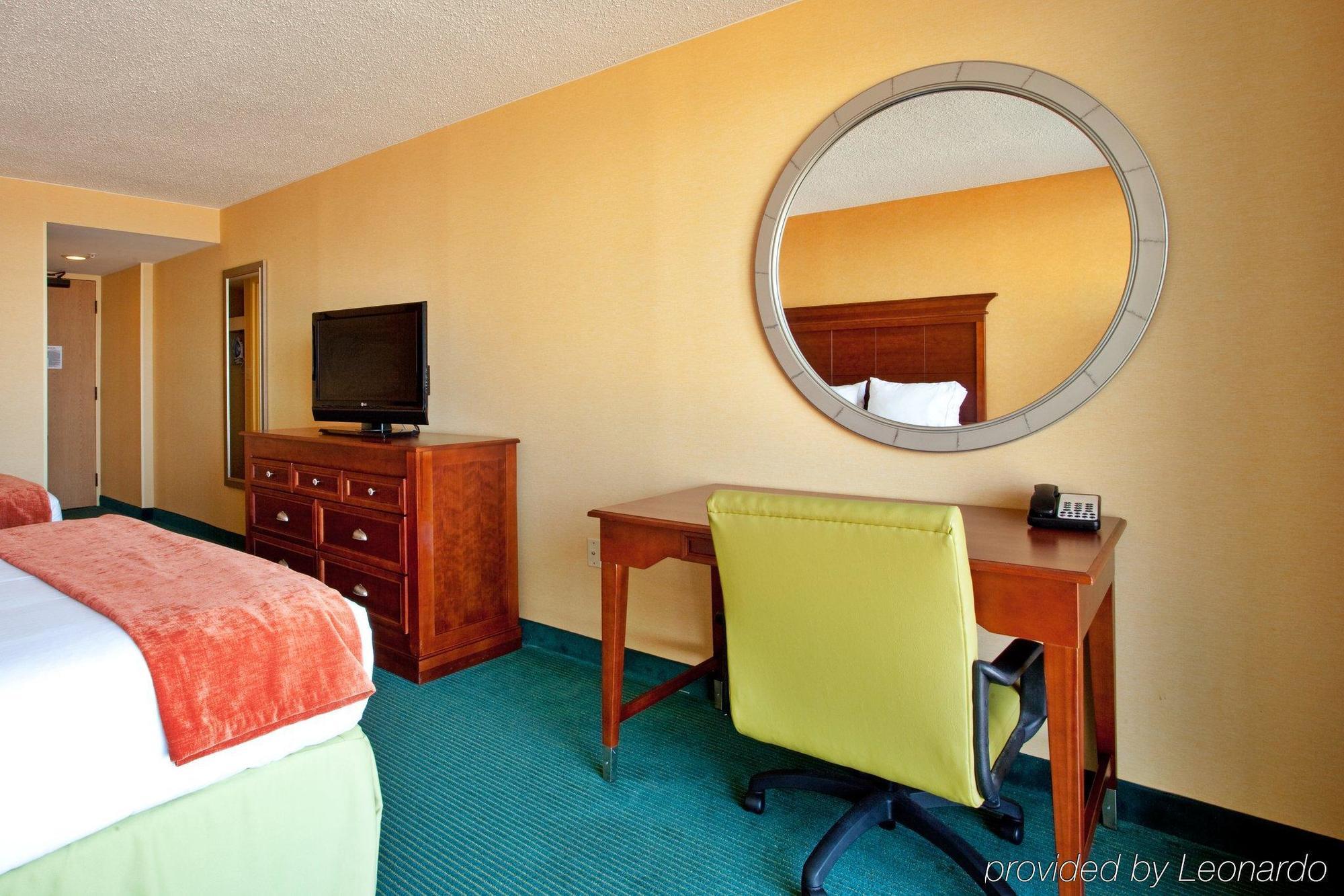 Holiday Inn Express Hotel & Suites Virginia Beach Oceanfront, An Ihg Hotel Zimmer foto